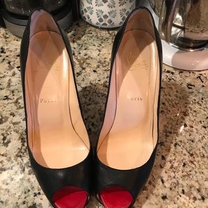 Black/red bottom Lou bouton heel!!